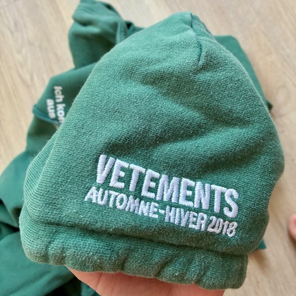VETEMENTS AW17 Tourist Hoodie from KJmade - Picture 8 of 8